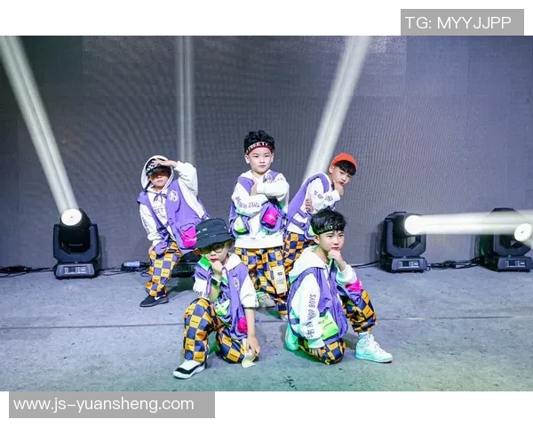 全国街舞大赛特别报道成都街舞队从默默无闻到耀眼舞台的成长历程